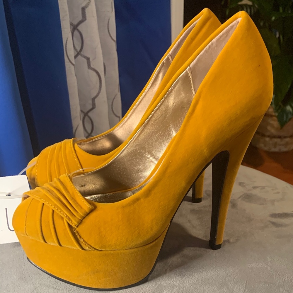 NWOT Qupid heels